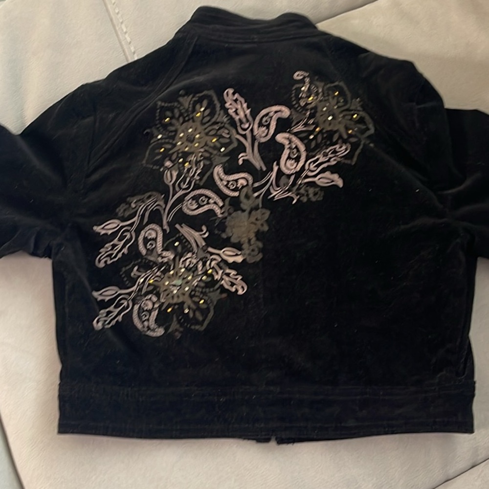 Suede short long sleeve blazer with gold flower on the back.